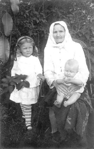vas-Linda Roostalu  all Anna Roostalu koos vanaemaga