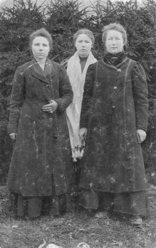 vasakul Linda ema Ell Roostalu