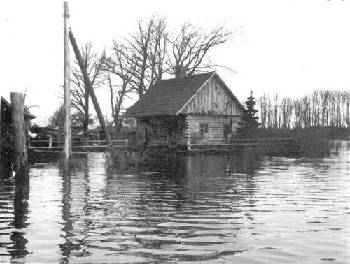 09 kolhoosiaegne suurvesi saunamaja juures J ritoal 1951