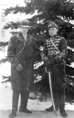 Vasakul Arnold Parm Parmu talu Parmu sepa poeg ja par Johannes Tamm Adojaani Juku  kasupoeg   1930
